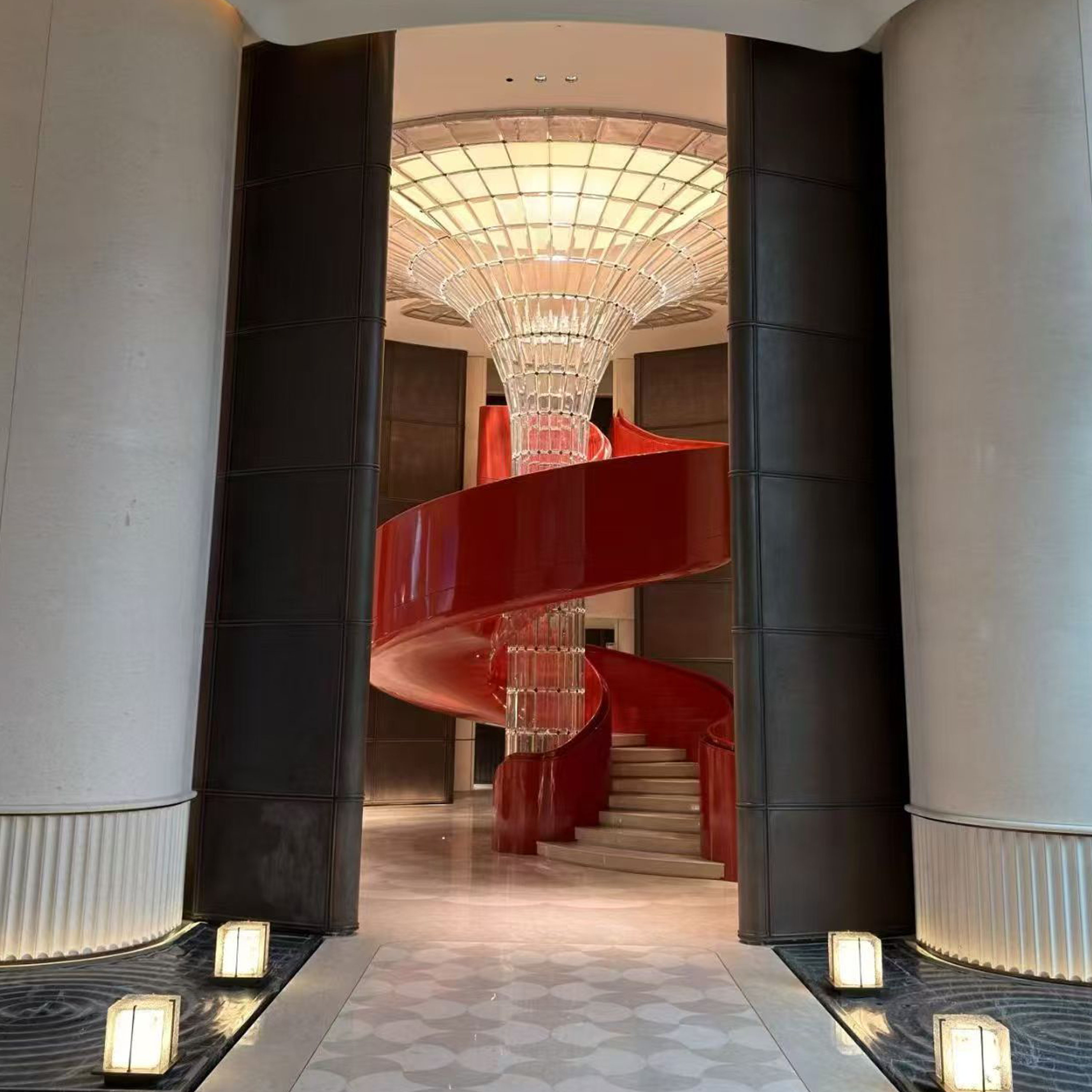 Luces colgantes de araña modernas, proyecto de escalera de caracol para vestíbulo de hotel grande personalizado de cristal de lujo