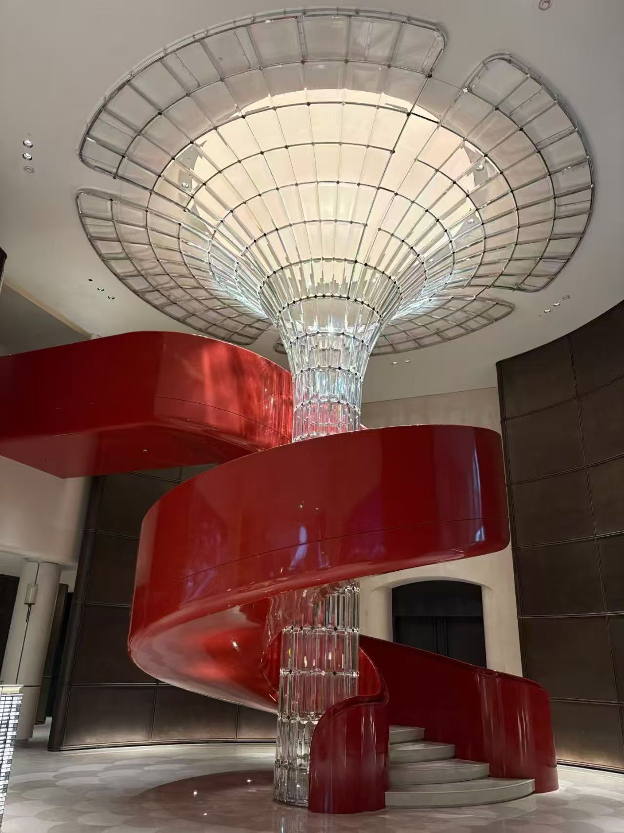 Luces colgantes de araña modernas, proyecto de escalera de caracol para vestíbulo de hotel grande personalizado de cristal de lujo