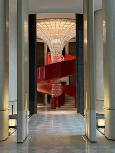 Luces colgantes de araña modernas, proyecto de escalera de caracol para vestíbulo de hotel grande personalizado de cristal de lujo