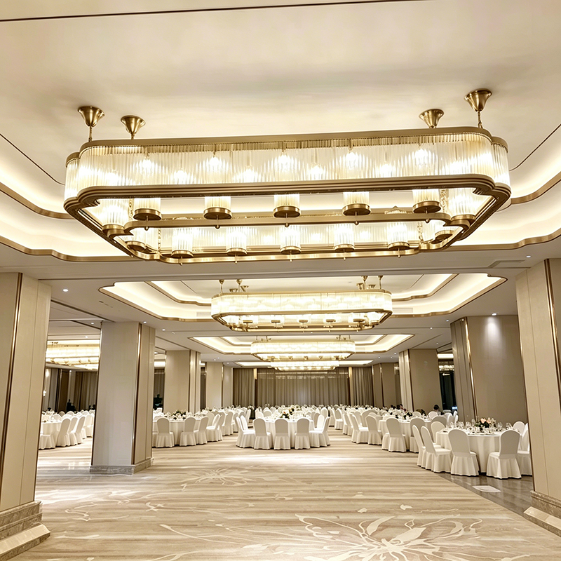 Lámpara de araña personalizada para vestíbulo de hotel, modelo nuevo y grande, adecuada para instalación en salón de banquetes y techo de sala de estar de lujo